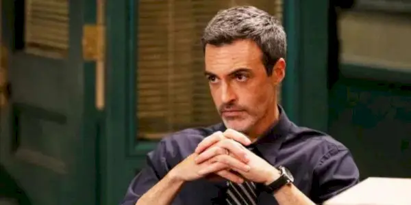 Law & Order에서 두 손을 모으고 있는 빈센트 라일리 형사 역의 리드 스콧(Reid Scott).