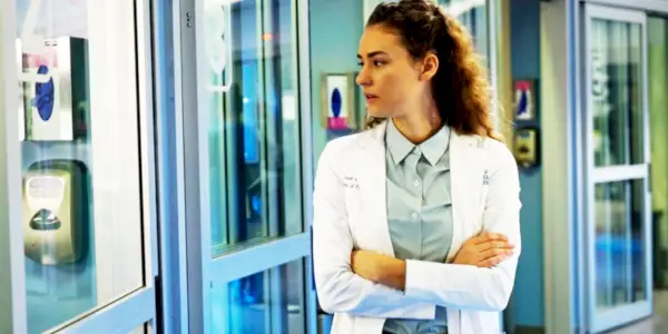 Rachel DiPillo med armene i kors på sykehuset i Chicago Med