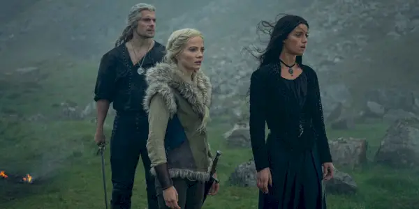 ciri, yennefer y geralt en el brujo parados en una ladera