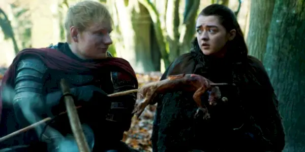 Ed Sheeran nabízí pečené zvíře Maise Williamsové v seriálu Game of Thrones 7, epizoda 1