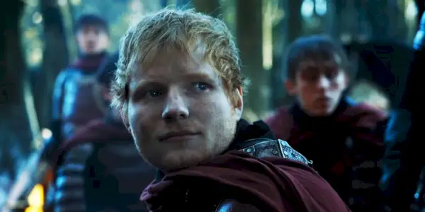 Ed Sheeran se dívá přes rameno ve Hře o trůny