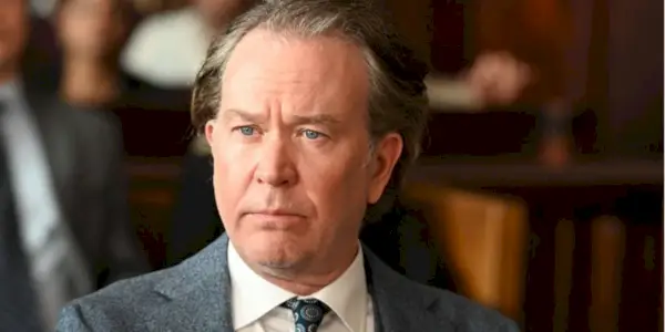 Timothy Hutton wygląda na zdenerwowanego w „Prawie rodzina”.