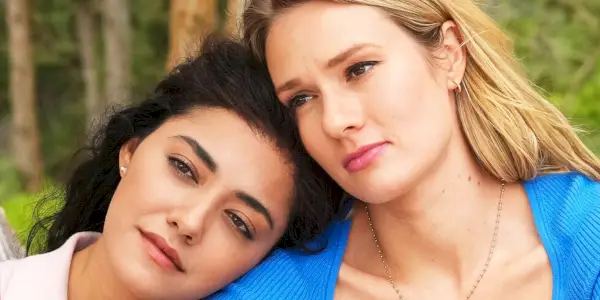 Lucy apoia a cabeça em Kate