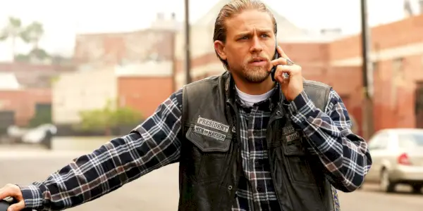 Jax falando ao telefone com alguém em Sons of Anarchy
