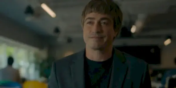Larry Page sa usmieva vo filme Super Pumped The Battle for Uber.