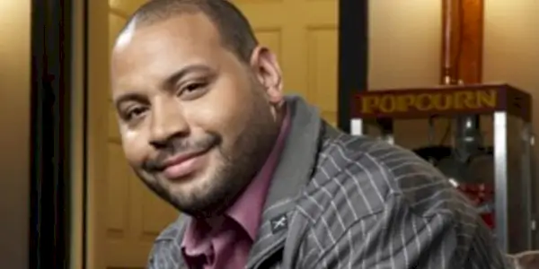 Colton Dunn sa usmieva na plagáte k Pivotingu