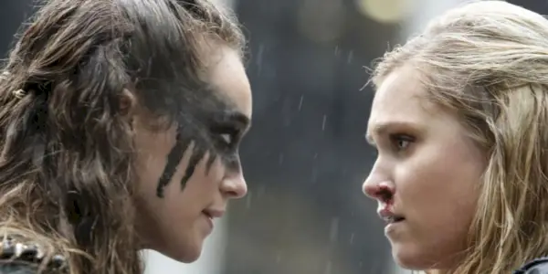 『The 100』でお互いの目を見つめるクラークとレクサ役のイライザ・テイラーとアリシア・デブナム・キャリー