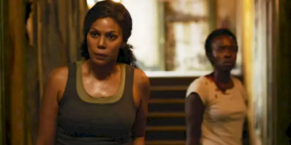 Marlene und eine Begleiterin gehen in „The Last of Us“ durch die Hallen