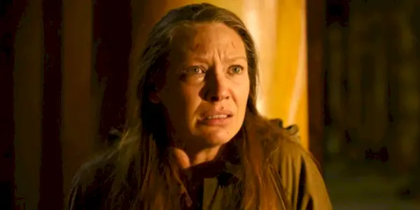 Tess blickt verängstigt auf einen Clicker, der sie in Episode 2 von The Last of Us küssen will