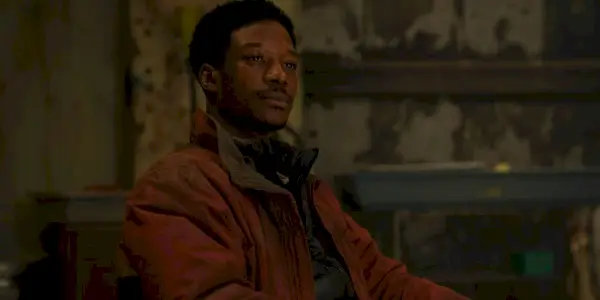 Henry sitzt auf einem Stuhl im unterirdischen Bunker in Folge 5 von „Last of Us“ auf HBO
