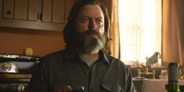 Bill schaut beim Mittagessen in „The Last of Us“ auf den Fernsehbildschirm