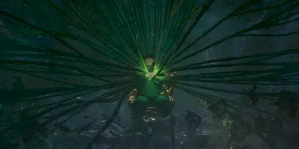 Loki (Tom Hiddelston) siede sul suo trono e tiene insieme le linee temporali del multiverso nell'episodio 6 della stagione 2 di Loki