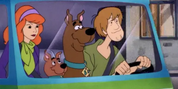 Shaggy řídí dodávku se Scoobym a Daphne v The New Scooby And Scrappy-Doo Show.