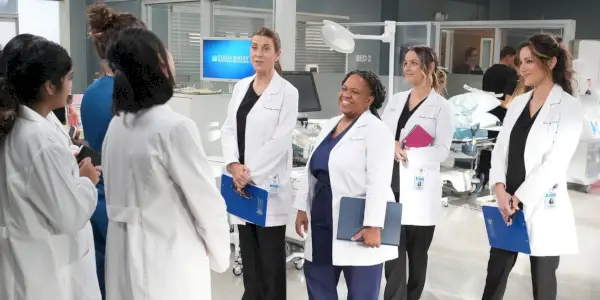 Addison, Bailey, Jo e Carina indossano camici neri in grigio