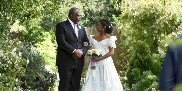 Simone e suo padre camminano lungo la navata il giorno del suo matrimonio nel Grey