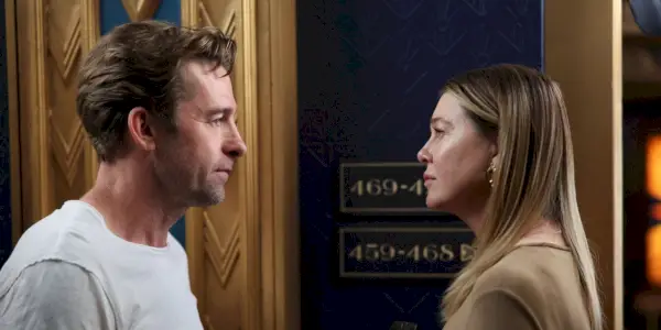 Scott Speedman nei panni di Nick Marsh ed Ellen Pompeo nei panni di Meredith Gray su un portone in Gray
