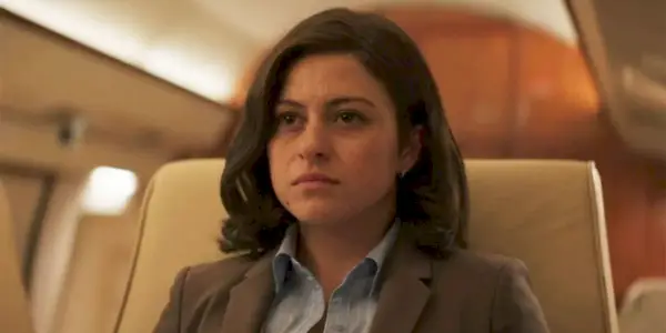 Alia Shawkat som Angela/Emily ser irritert ut i The Old Man