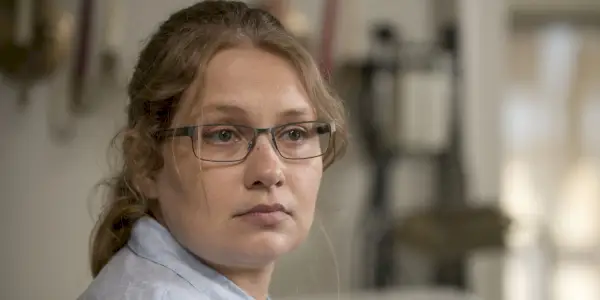 Merritt Wever som Dr. Denise på The Walking Dead