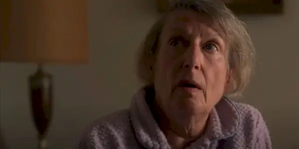 Nancy Marchand como Livia Soprano mirando hacia arriba en Los Soprano.