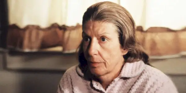 Livia Soprano de rosa en Los Soprano
