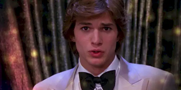 Ashton Kutcher jako Michael Kelso v obleku a motýlku při pohledu do kamery v That