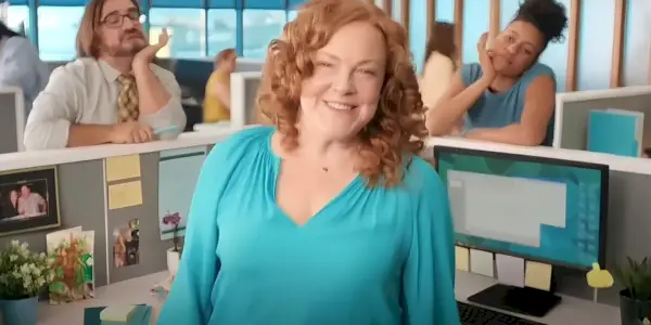 Rachel Stutt s úsměvem v kanceláři na reklamě Jardiance