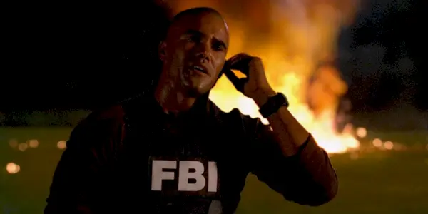 שמר מור בטלפון בתור דרק מורגן ב-Criminal Minds.