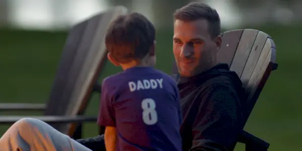 Kirk Cousins parle à son fils sur Netflix