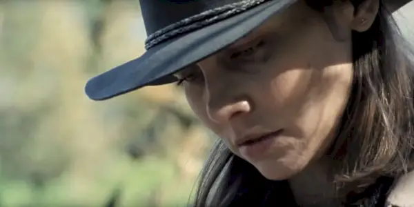 Maggie kigger ned for at læse i finalen i The Walking Dead sæson 10.