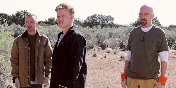 Jesse, Todd et Walt debout dans le désert Breaking Bad