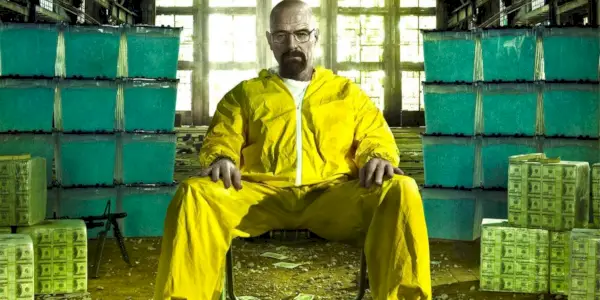 Walter White assis devant de l'argent liquide et du crystal meth