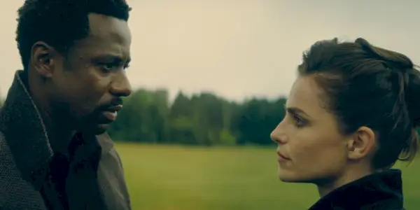 Gary Carr como Wilf e Charlotte Riley como Aelita em Peripheral
