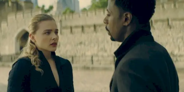 Gary Carr como Wilf e Chloe Grace Moretz em Periférico