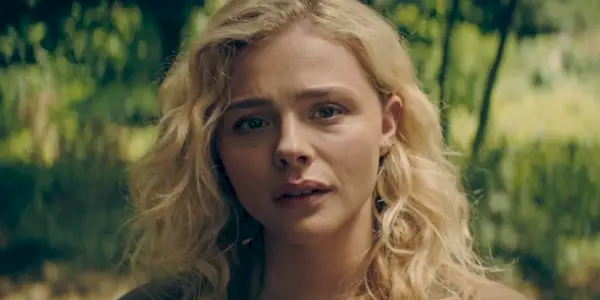 Chloe Grace Moretz como Flynne em Periférico