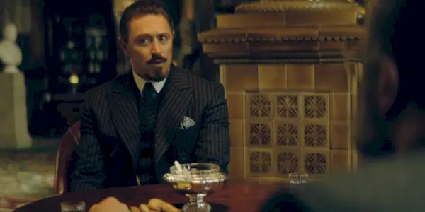 JJ Feild como Lev Zubov em Periférico