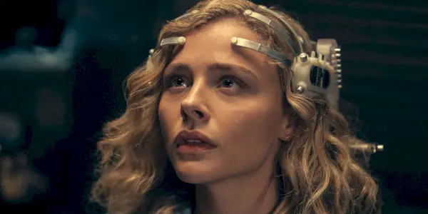 The Peripheral 1ª temporada Chloe Grace Moretz olhando para cima