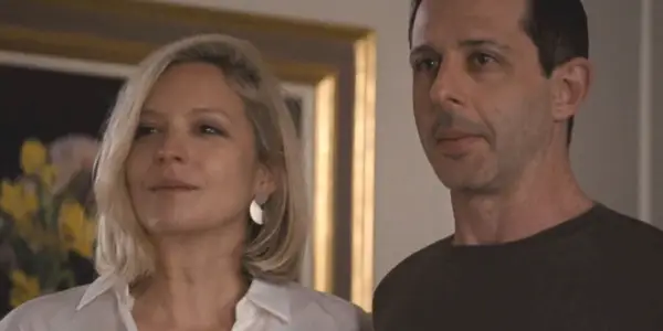Naomi Pierce und Kendall Roy stehen in einer Szene aus Succession zusammen.