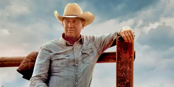 Kevin Costner appuyé contre une clôture à Yellowstone