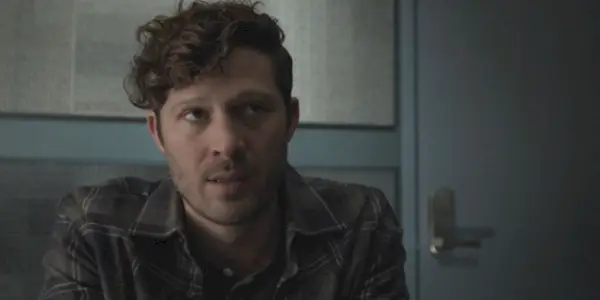 Zach Gilford como Elias Voit parecendo desconfortável fora da tela em Criminal Minds: Evolution