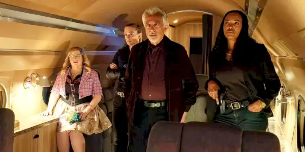 O elenco de Criminal Minds Evolution dentro de um avião