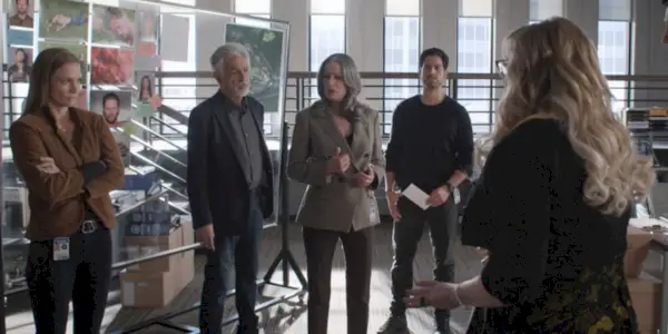 A BAU conversando em grupo em seu escritório em Criminal Minds: Evolution