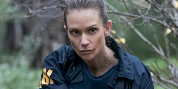 AJ Cook como Jennifer Jareau na floresta em Criminal Minds Evolution.