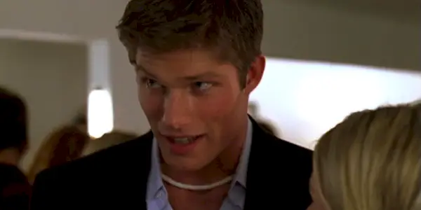 Chris Carmack als Luke sieht in „The O.C.“ amüsiert aus.
