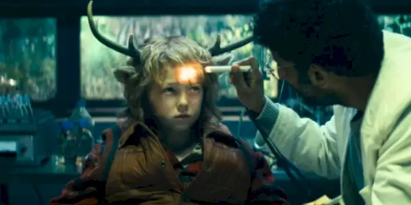 Le Dr Singh surveille Gus dans Sweet Tooth