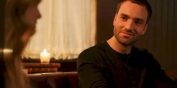 Stephen sourit et parle à Lucy dans Tell Me Lies
