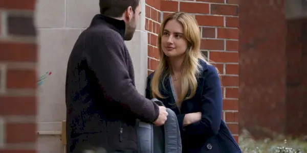 Stephen et Lucy discutent dehors sur le campus dans Tell Me Lies
