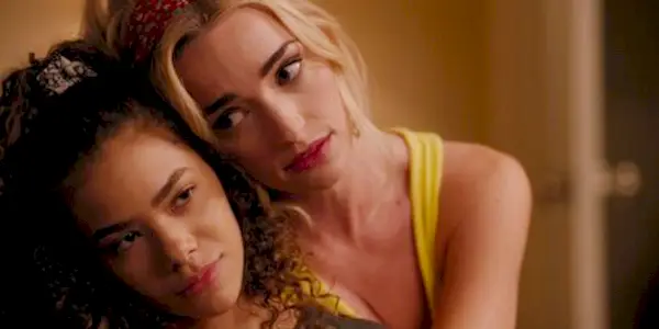 Ginny (Antonia Gentry) og Georgia (Brianne Howey) klemmer i Ginny & Georgia.