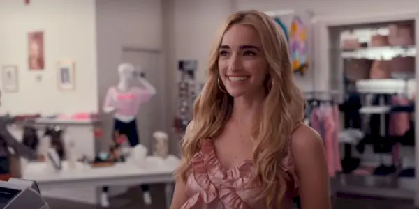 Brianne Howey som Georgia, smilende i en klesbutikk i Ginny & Georgia sesong 1 på Netflix