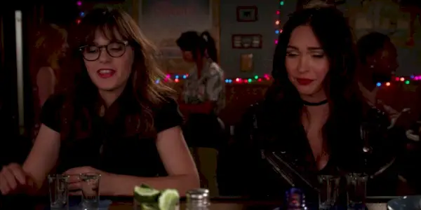 Jess (Zooery Deschanel) e Reagan (Megan Fox) em um bar em New Girl