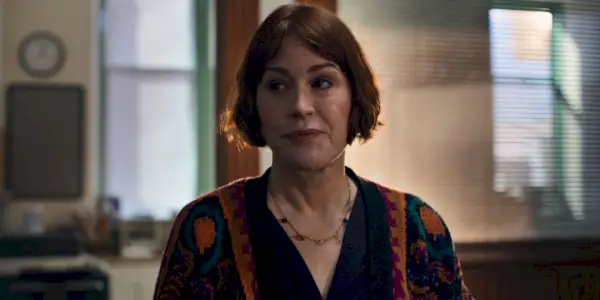 Molly Ringwald als Anführerin einer Al-Anon-Gruppe in The Bear